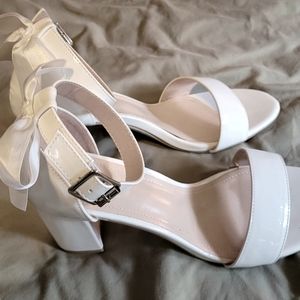 🌼2 for $30🌼 Adorable white heels with bow 8-8.5